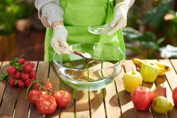 Close Dona Casa Avental Verde Remove Pesticidas Por Imersão Legumes — Fotografia de Stock