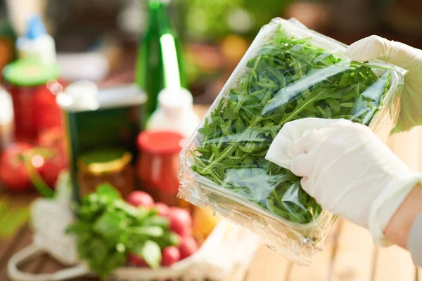 Modern Mutfakta Yeşil Önlüklü Hanımına Yakın Çekim Süpermarketten Sonra Bakkaliyeleri — Stok fotoğraf