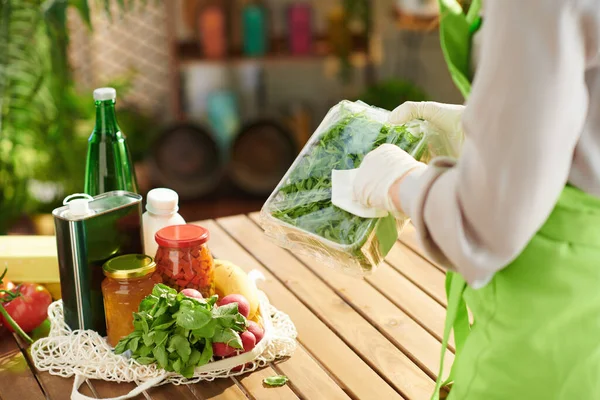 Close Mulher Avental Verde Cozinha Moderna Desinfetando Mantimentos Após Supermercado — Fotografia de Stock
