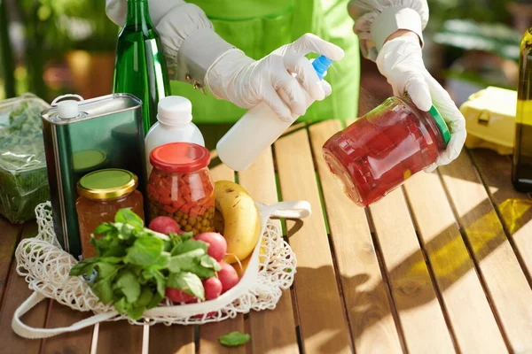 Sluiten Huisvrouw Groene Schort Moderne Keuken Desinfecteren Boodschappen Supermarkt — Stockfoto