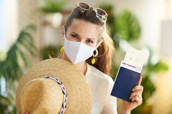 Viaje Durante Pandemia Covid Retrato Mujer Viajera Moda Con Pasaporte — Foto de Stock