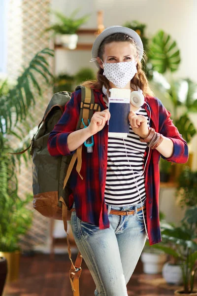 Viaje Durante Pandemia Coronavírus Sorrindo Estudante Moda Com Passaporte Vívido — Fotografia de Stock