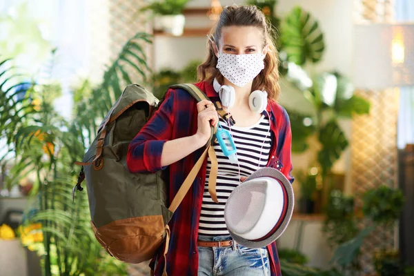 Viaje Durante Pandemia Coronavírus Estudante Moderno Com Máscara Médica Branca — Fotografia de Stock