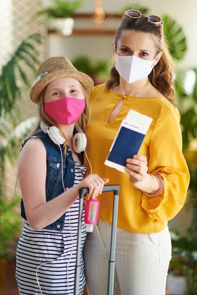 Utazás Koronavírus Világjárvány Idején Mosolygós Modern Anya Gyermek Turisták Fertőtlenítő — Stock Fotó