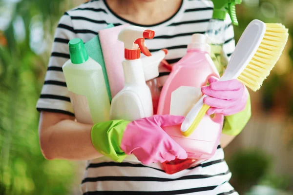Close Mulher Meia Idade Com Suprimentos Limpeza Fazendo Limpeza Casa — Fotografia de Stock