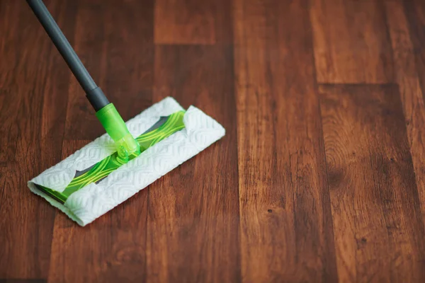 Hora Del Hogar Primer Plano Fregona Suelo Hogar Moderno — Foto de Stock