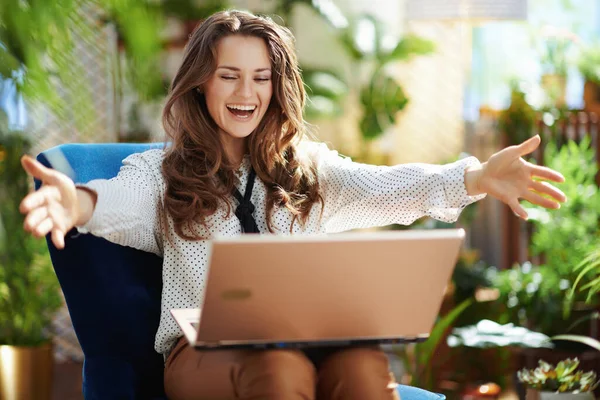 Grönt Hem Leende Trendig Medelålders Hemmafru Med Långt Vågigt Hår — Stockfoto