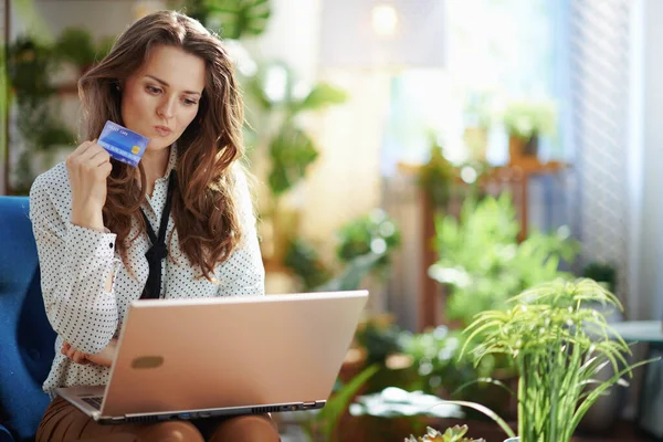 Green Home Elegante Donna Mezza Età Con Lunghi Capelli Ondulati — Foto Stock