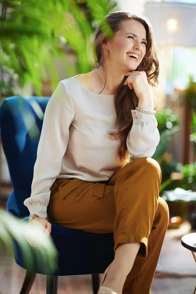 Green Home Sorridente Donna Moderna Con Lunghi Capelli Ondulati Nel — Foto Stock