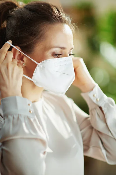 Pandemia Covid Mulher Meia Idade Blusa Cinza Usando Máscara Ffp2 — Fotografia de Stock