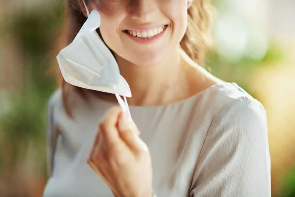 Pandemia Covid Primo Piano Sulla Femmina Sorridente Camicetta Grigia Togliersi — Foto Stock