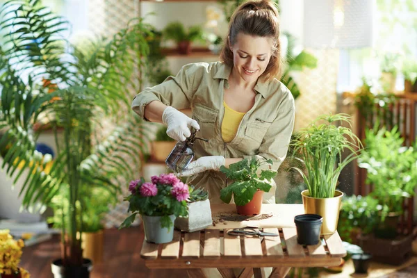 Grüne Heimat Lächelnder Junger Florist Weißen Gummihandschuhen Hause Sonniger Tagesbewässerungsanlage — Stockfoto