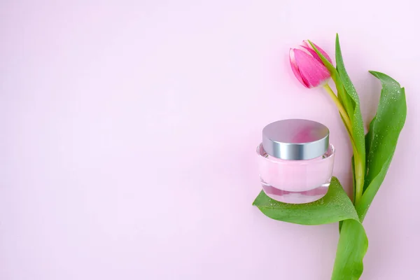 春光扁平 郁金香和面霜隔离在粉红背景下 — 图库照片