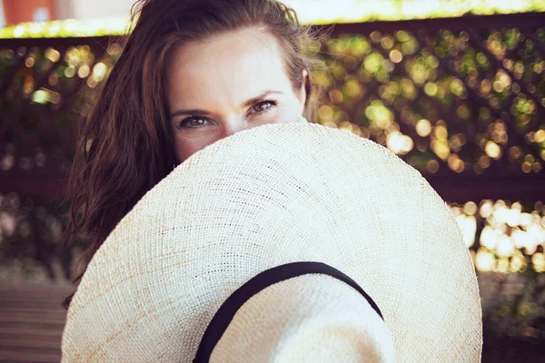 Feliz Mujer Moda Años Edad Camisa Blanca Con Sombrero Terraza —  Fotos de Stock