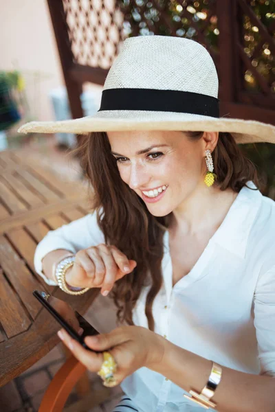 Feliz Dona Casa Moda Camisa Branca Com Chapéu Sentado Mesa — Fotografia de Stock