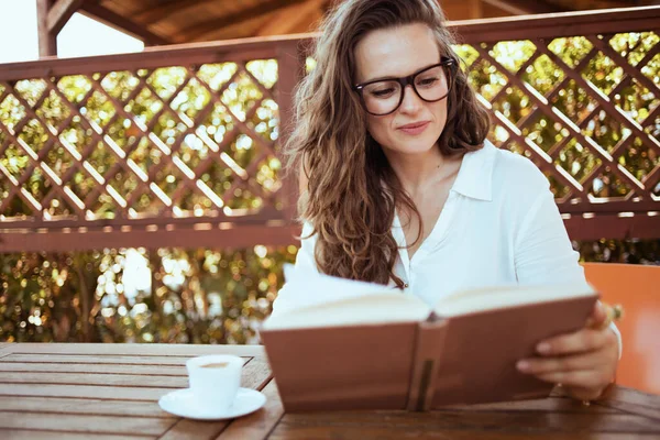 Elegante Frau Weißem Hemd Mit Tasse Kaffee Und Brille Sitzt — Stockfoto