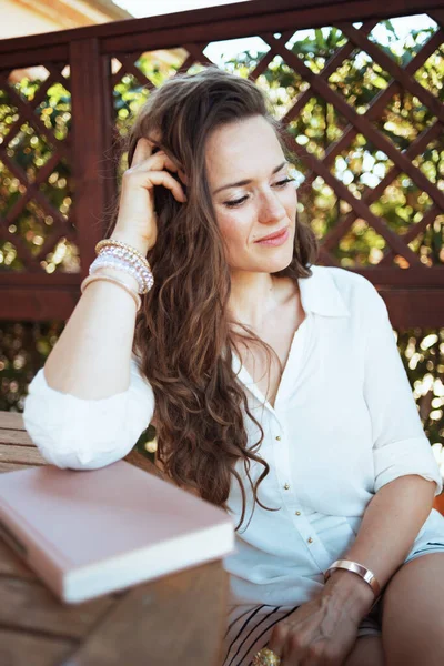 Elegante Ama Casa Mediana Edad Camisa Blanca Con Libro Sentado —  Fotos de Stock