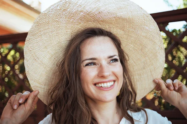 Χαρούμενη Μοντέρνα Γυναίκα Λευκό Πουκάμισο Καπέλο Στο Αίθριο Του Ξενώνα — Φωτογραφία Αρχείου