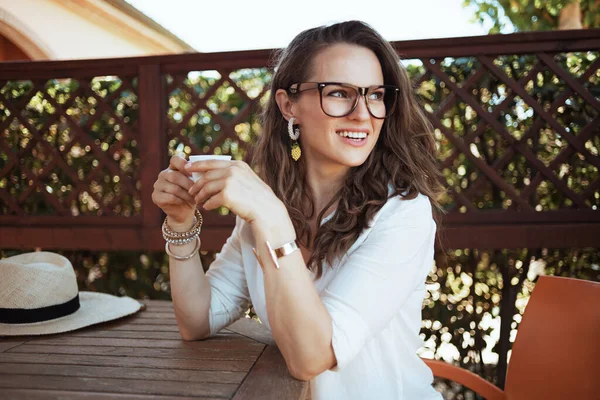 Sorridente Donna Moderna Mezza Età Camicia Bianca Con Tazza Caffè — Foto Stock