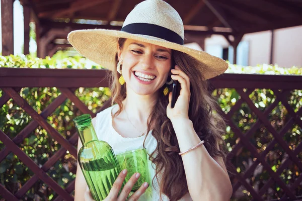 Glimlach Stijlvolle Vrouw Van Middelbare Leeftijd Wit Shirt Met Fles — Stockfoto