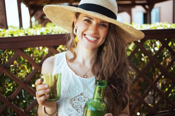 Porträt Einer Glücklichen Jungen Hausfrau Weißen Hemd Mit Einer Flasche — Stockfoto