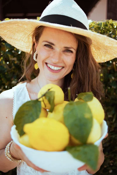 Ritratto Casalinga Tendenza Sorridente Anni Camicia Bianca Con Piatto Limoni — Foto Stock