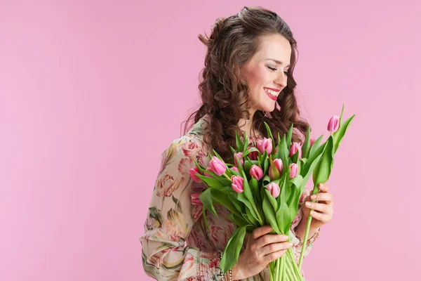 Leende Trendig Medelålders Kvinna Blommig Klänning Med Tulpaner Bukett Isolerad — Stockfoto