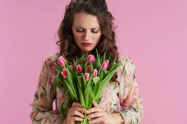 Unglücklich Trendige Frau Mit Langen Welligen Brünetten Haaren Mit Tulpen — Stockfoto