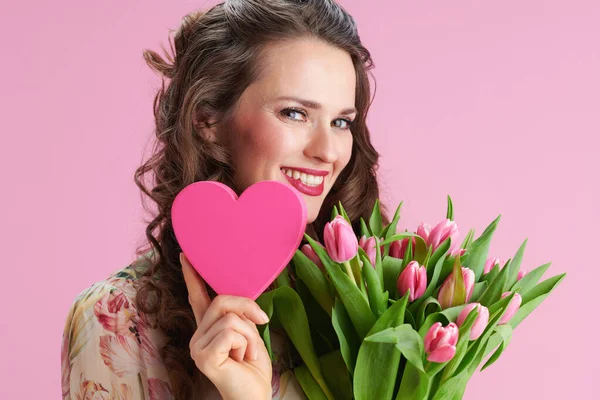 Porträt Einer Glücklichen Modernen Jährigen Frau Floralen Kleid Mit Tulpenstrauß — Stockfoto