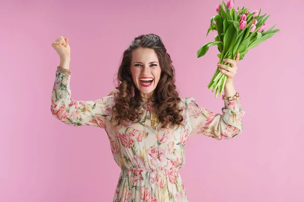 Lächelnd Stilvolle Frau Floralen Kleid Mit Tulpen Strauß Mit Erhobenen — Stockfoto