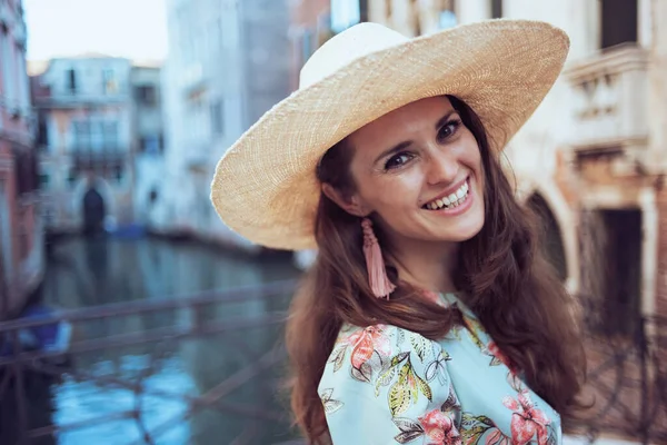 Porträtt Glad Snygg Turist Kvinna Blommig Klänning Med Hatt Sightseeing — Stockfoto