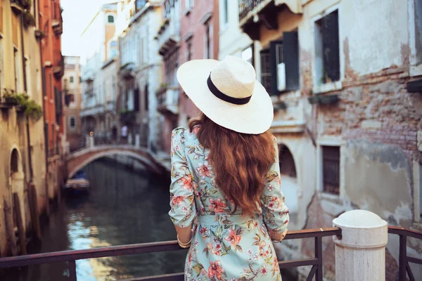 Visto Desde Atrás Mujer Joven Vestido Floral Con Sombrero Turismo — Foto de Stock