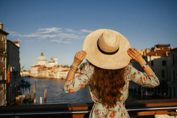 Von Hinten Gesehen Moderne Solo Touristin Floralem Kleid Mit Hut — Stockfoto