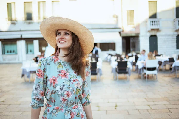 Feliz Mujer Turista Solista Con Estilo Vestido Floral Con Sombrero —  Fotos de Stock