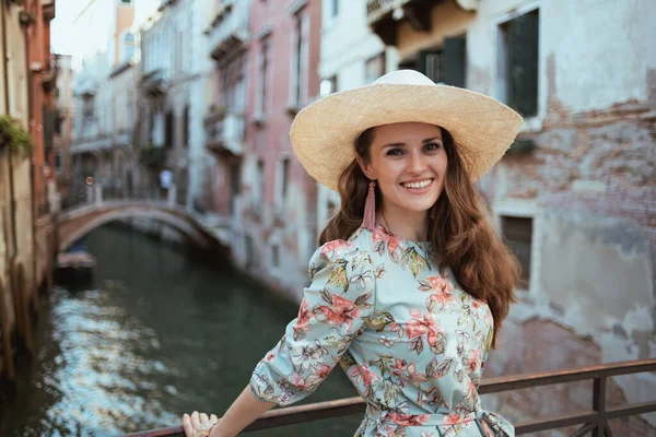 Sonriente Mujer Viajera Elegante Vestido Floral Con Sombrero Turismo Venecia — Foto de Stock