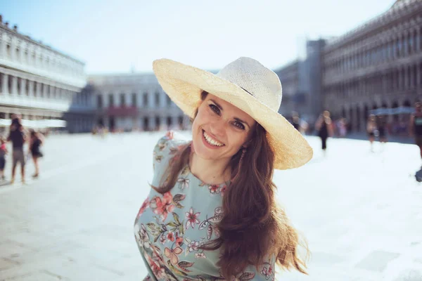 Gelukkige Stijlvolle Vrouw Bloemenjurk Met Hoed Genietend Van Promenade Piazza — Stockfoto