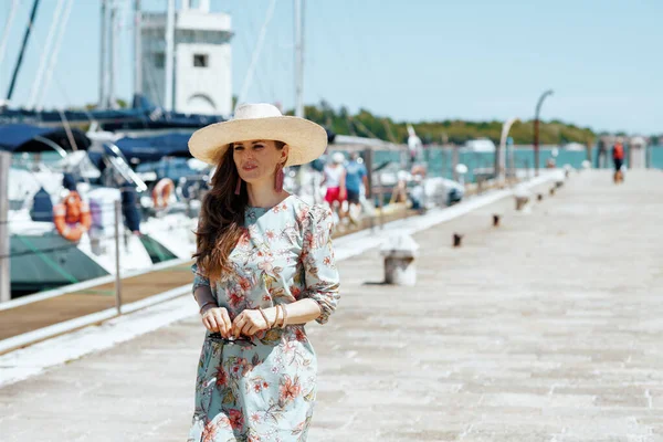 Çiçekli Elbiseli Güneş Gözlüklü Şapkalı Son Moda Yalnız Gezgin Kadın — Stok fotoğraf