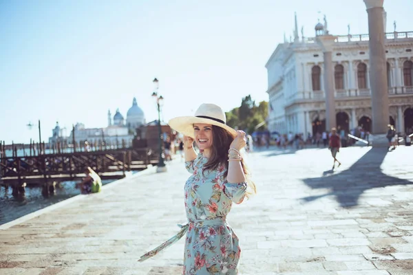 Donna Viaggiatore Elegante Sorridente Abito Floreale Con Cappello Godendo Passeggiata — Foto Stock