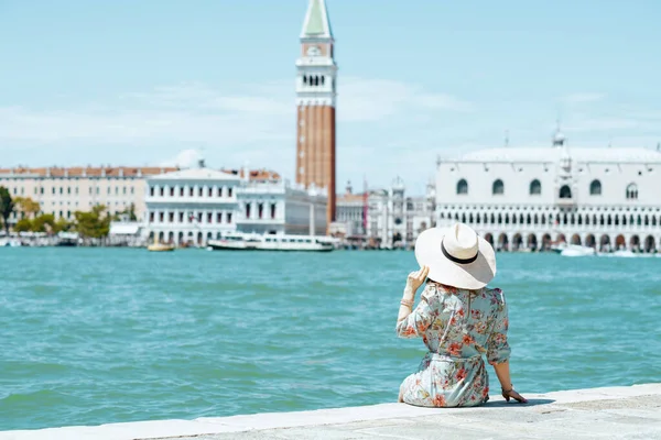Seen Stylish Solo Tourist Woman Floral Dress Hat Sitting Waterfront — Stock Photo, Image