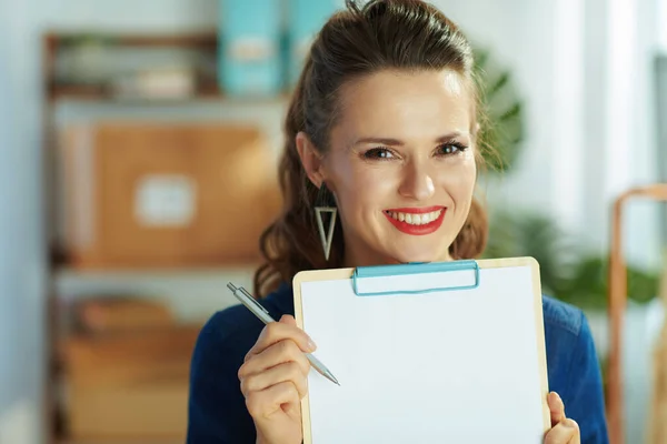 Glimlachende Jonge Kleine Ondernemer Eigenaar Vrouw Met Klembord Het Kantoor — Stockfoto