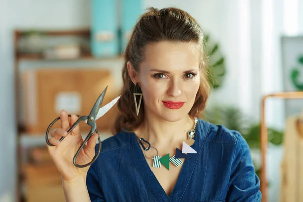 Moderna Meia Idade Pequena Empresária Mulher Com Tesoura Escritório — Fotografia de Stock