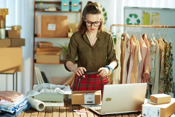 Trendy Kleine Ondernemer Vrouw Met Smartphone Pakket Het Kantoor — Stockfoto