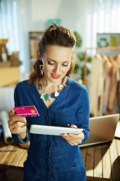 Elegante Kleine Ondernemer Vrouw Met Tablet Creditcard Het Kantoor — Stockfoto