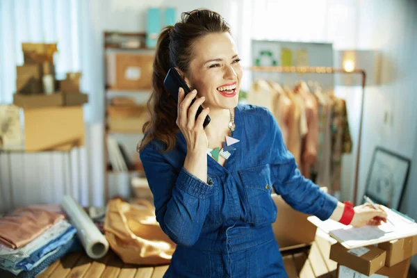Χαμογελαστός 40Χρονος Ιδιοκτήτης Μικρής Επιχείρησης Γυναίκα Πρόχειρο Μιλώντας Ένα Smartphone — Φωτογραφία Αρχείου