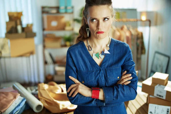 Déçu Élégante Propriétaire Petite Entreprise Femme Dans Bureau Bleu Dans — Photo