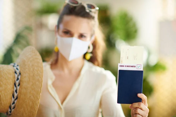 Viaje Durante Pandemia Covid Close Mulher Turista Solo Com Passaporte — Fotografia de Stock