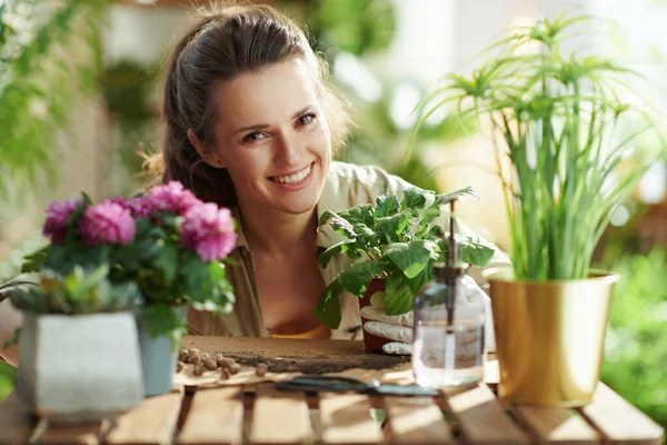 Relajante Jardinería Casa Retrato Sonriente Ama Casa Años Edad Guantes — Foto de Stock