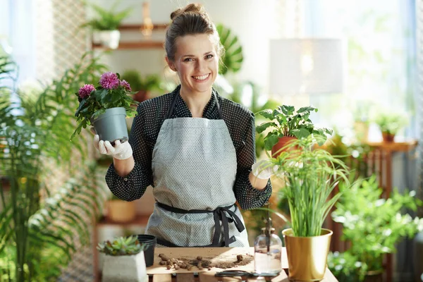 Grüne Heimat Porträt Einer Glücklichen Modernen Floristin Weißen Gummihandschuhen Mit — Stockfoto