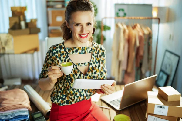 Portrait Smiling Young Small Business Owner Woman Cup Coffee Using — Stock Photo, Image