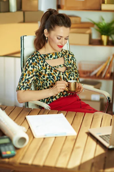 Relaxé Élégant Ans Propriétaire Petite Entreprise Femme Avec Tasse Café — Photo